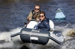 Loosdrecht 4 april 2020
Wesly Bronkhorst aan het varen op de Loosdrechtse plassen met zijn nieuwe vriendin Claudia de Jong.