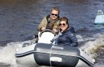 Loosdrecht 4 april 2020
Wesly Bronkhorst aan het varen op de Loosdrechtse plassen met zijn nieuwe vriendin Claudia de Jong.