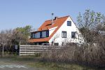 Bergen en Bergen aan Zee 6 april 2020
Debby Petter doet boodschappen in het centrum van Bergen. Daarna gaat ze weer naar  Youp v t Hek zijn vakantiehuis in Bergen aam zee. Later op de dag gaan ze samen een boodschap doen bij een doe het zelver.