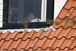 Bergen en Bergen aan Zee 6 april 2020
Debby Petter doet boodschappen in het centrum van Bergen. Daarna gaat ze weer naar  Youp v t Hek zijn vakantiehuis in Bergen aam zee. Later op de dag gaan ze samen een boodschap doen bij een doe het zelver.