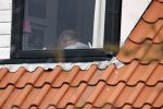 Bergen en Bergen aan Zee 6 april 2020
Debby Petter doet boodschappen in het centrum van Bergen. Daarna gaat ze weer naar  Youp v t Hek zijn vakantiehuis in Bergen aam zee. Later op de dag gaan ze samen een boodschap doen bij een doe het zelver.