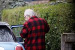 Bergen en Bergen aan Zee 6 april 2020
Debby Petter doet boodschappen in het centrum van Bergen. Daarna gaat ze weer naar  Youp v t Hek zijn vakantiehuis in Bergen aam zee. Later op de dag gaan ze samen een boodschap doen bij een doe het zelver.