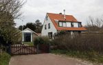 Bergen en Bergen aan Zee 6 april 2020
Debby Petter doet boodschappen in het centrum van Bergen. Daarna gaat ze weer naar  Youp v t Hek zijn vakantiehuis in Bergen aam zee. Later op de dag gaan ze samen een boodschap doen bij een doe het zelver.