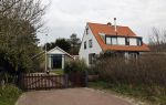 Bergen en Bergen aan Zee 6 april 2020
Debby Petter doet boodschappen in het centrum van Bergen. Daarna gaat ze weer naar  Youp v t Hek zijn vakantiehuis in Bergen aam zee. Later op de dag gaan ze samen een boodschap doen bij een doe het zelver.