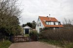Bergen en Bergen aan Zee 6 april 2020
Debby Petter doet boodschappen in het centrum van Bergen. Daarna gaat ze weer naar  Youp v t Hek zijn vakantiehuis in Bergen aam zee. Later op de dag gaan ze samen een boodschap doen bij een doe het zelver.