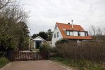 Bergen en Bergen aan Zee 6 april 2020
Debby Petter doet boodschappen in het centrum van Bergen. Daarna gaat ze weer naar  Youp v t Hek zijn vakantiehuis in Bergen aam zee. Later op de dag gaan ze samen een boodschap doen bij een doe het zelver.