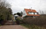 Bergen en Bergen aan Zee 6 april 2020
Debby Petter doet boodschappen in het centrum van Bergen. Daarna gaat ze weer naar  Youp v t Hek zijn vakantiehuis in Bergen aam zee. Later op de dag gaan ze samen een boodschap doen bij een doe het zelver.