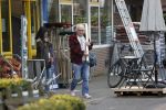 Bergen en Bergen aan Zee 6 april 2020
Debby Petter doet boodschappen in het centrum van Bergen. Daarna gaat ze weer naar  Youp v t Hek zijn vakantiehuis in Bergen aam zee. Later op de dag gaan ze samen een boodschap doen bij een doe het zelver.