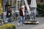 Bergen en Bergen aan Zee 6 april 2020
Debby Petter doet boodschappen in het centrum van Bergen. Daarna gaat ze weer naar  Youp v t Hek zijn vakantiehuis in Bergen aam zee. Later op de dag gaan ze samen een boodschap doen bij een doe het zelver.