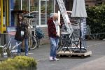 Bergen en Bergen aan Zee 6 april 2020
Debby Petter doet boodschappen in het centrum van Bergen. Daarna gaat ze weer naar  Youp v t Hek zijn vakantiehuis in Bergen aam zee. Later op de dag gaan ze samen een boodschap doen bij een doe het zelver.