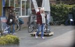 Bergen en Bergen aan Zee 6 april 2020
Debby Petter doet boodschappen in het centrum van Bergen. Daarna gaat ze weer naar  Youp v t Hek zijn vakantiehuis in Bergen aam zee. Later op de dag gaan ze samen een boodschap doen bij een doe het zelver.