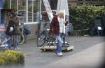 Bergen en Bergen aan Zee 6 april 2020
Debby Petter doet boodschappen in het centrum van Bergen. Daarna gaat ze weer naar  Youp v t Hek zijn vakantiehuis in Bergen aam zee. Later op de dag gaan ze samen een boodschap doen bij een doe het zelver.