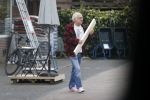 Bergen en Bergen aan Zee 6 april 2020
Debby Petter doet boodschappen in het centrum van Bergen. Daarna gaat ze weer naar  Youp v t Hek zijn vakantiehuis in Bergen aam zee. Later op de dag gaan ze samen een boodschap doen bij een doe het zelver.