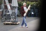 Bergen en Bergen aan Zee 6 april 2020
Debby Petter doet boodschappen in het centrum van Bergen. Daarna gaat ze weer naar  Youp v t Hek zijn vakantiehuis in Bergen aam zee. Later op de dag gaan ze samen een boodschap doen bij een doe het zelver.
