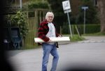 Bergen en Bergen aan Zee 6 april 2020
Debby Petter doet boodschappen in het centrum van Bergen. Daarna gaat ze weer naar  Youp v t Hek zijn vakantiehuis in Bergen aam zee. Later op de dag gaan ze samen een boodschap doen bij een doe het zelver.