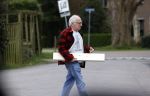 Bergen en Bergen aan Zee 6 april 2020
Debby Petter doet boodschappen in het centrum van Bergen. Daarna gaat ze weer naar  Youp v t Hek zijn vakantiehuis in Bergen aam zee. Later op de dag gaan ze samen een boodschap doen bij een doe het zelver.