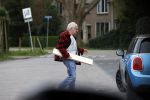 Bergen en Bergen aan Zee 6 april 2020
Debby Petter doet boodschappen in het centrum van Bergen. Daarna gaat ze weer naar  Youp v t Hek zijn vakantiehuis in Bergen aam zee. Later op de dag gaan ze samen een boodschap doen bij een doe het zelver.