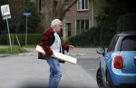 Bergen en Bergen aan Zee 6 april 2020
Debby Petter doet boodschappen in het centrum van Bergen. Daarna gaat ze weer naar  Youp v t Hek zijn vakantiehuis in Bergen aam zee. Later op de dag gaan ze samen een boodschap doen bij een doe het zelver.