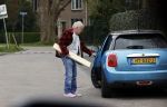 Bergen en Bergen aan Zee 6 april 2020
Debby Petter doet boodschappen in het centrum van Bergen. Daarna gaat ze weer naar  Youp v t Hek zijn vakantiehuis in Bergen aam zee. Later op de dag gaan ze samen een boodschap doen bij een doe het zelver.