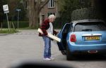 Bergen en Bergen aan Zee 6 april 2020
Debby Petter doet boodschappen in het centrum van Bergen. Daarna gaat ze weer naar  Youp v t Hek zijn vakantiehuis in Bergen aam zee. Later op de dag gaan ze samen een boodschap doen bij een doe het zelver.