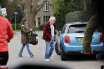 Bergen en Bergen aan Zee 6 april 2020
Debby Petter doet boodschappen in het centrum van Bergen. Daarna gaat ze weer naar  Youp v t Hek zijn vakantiehuis in Bergen aam zee. Later op de dag gaan ze samen een boodschap doen bij een doe het zelver.
