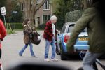 Bergen en Bergen aan Zee 6 april 2020
Debby Petter doet boodschappen in het centrum van Bergen. Daarna gaat ze weer naar  Youp v t Hek zijn vakantiehuis in Bergen aam zee. Later op de dag gaan ze samen een boodschap doen bij een doe het zelver.