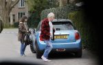Bergen en Bergen aan Zee 6 april 2020
Debby Petter doet boodschappen in het centrum van Bergen. Daarna gaat ze weer naar  Youp v t Hek zijn vakantiehuis in Bergen aam zee. Later op de dag gaan ze samen een boodschap doen bij een doe het zelver.