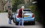 Bergen en Bergen aan Zee 6 april 2020
Debby Petter doet boodschappen in het centrum van Bergen. Daarna gaat ze weer naar  Youp v t Hek zijn vakantiehuis in Bergen aam zee. Later op de dag gaan ze samen een boodschap doen bij een doe het zelver.