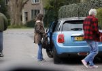 Bergen en Bergen aan Zee 6 april 2020
Debby Petter doet boodschappen in het centrum van Bergen. Daarna gaat ze weer naar  Youp v t Hek zijn vakantiehuis in Bergen aam zee. Later op de dag gaan ze samen een boodschap doen bij een doe het zelver.