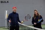 Cruqius 1 april 2020
Diederik v Maren tennist 24 uur voor het ouderenfonds. Diederik tennist oa tegen Zangeres Do Zangeres Dominique v Hulst