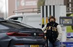 Bergschenhoek Den Haag Mijdrecht Rotterdam 12 maart 2021
Andre Hazes staat te tanken