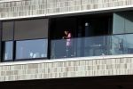Amsterdam 25 maart 2021
Bilal Wahib rookt sigaret op zijn balkon van zijn appartement