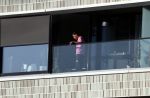 Amsterdam 25 maart 2021
Bilal Wahib rookt sigaret op zijn balkon van zijn appartement