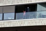 Amsterdam 25 maart 2021
Bilal Wahib rookt sigaret op zijn balkon van zijn appartement