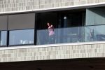 Amsterdam 25 maart 2021
Bilal Wahib rookt sigaret op zijn balkon van zijn appartement
