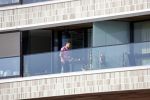 Amsterdam 25 maart 2021
Bilal Wahib rookt sigaret op zijn balkon van zijn appartement