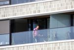 Amsterdam 25 maart 2021
Bilal Wahib rookt sigaret op zijn balkon van zijn appartement