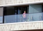 Amsterdam 25 maart 2021
Bilal Wahib rookt sigaret op zijn balkon van zijn appartement