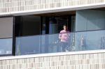 Amsterdam 25 maart 2021
Bilal Wahib rookt sigaret op zijn balkon van zijn appartement