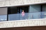Amsterdam 25 maart 2021
Bilal Wahib rookt sigaret op zijn balkon van zijn appartement