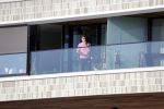 Amsterdam 25 maart 2021
Bilal Wahib rookt sigaret op zijn balkon van zijn appartement