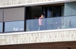Amsterdam 25 maart 2021
Bilal Wahib rookt sigaret op zijn balkon van zijn appartement