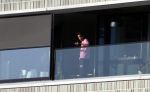 Amsterdam 25 maart 2021
Bilal Wahib rookt sigaret op zijn balkon van zijn appartement