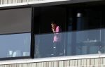 Amsterdam 25 maart 2021
Bilal Wahib rookt sigaret op zijn balkon van zijn appartement
