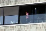 Amsterdam 25 maart 2021
Bilal Wahib rookt sigaret op zijn balkon van zijn appartement