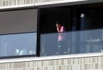 Amsterdam 25 maart 2021
Bilal Wahib rookt sigaret op zijn balkon van zijn appartement