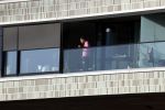 Amsterdam 25 maart 2021
Bilal Wahib rookt sigaret op zijn balkon van zijn appartement