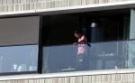 Amsterdam 25 maart 2021
Bilal Wahib rookt sigaret op zijn balkon van zijn appartement