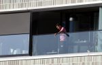 Amsterdam 25 maart 2021
Bilal Wahib rookt sigaret op zijn balkon van zijn appartement