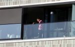 Amsterdam 25 maart 2021
Bilal Wahib rookt sigaret op zijn balkon van zijn appartement